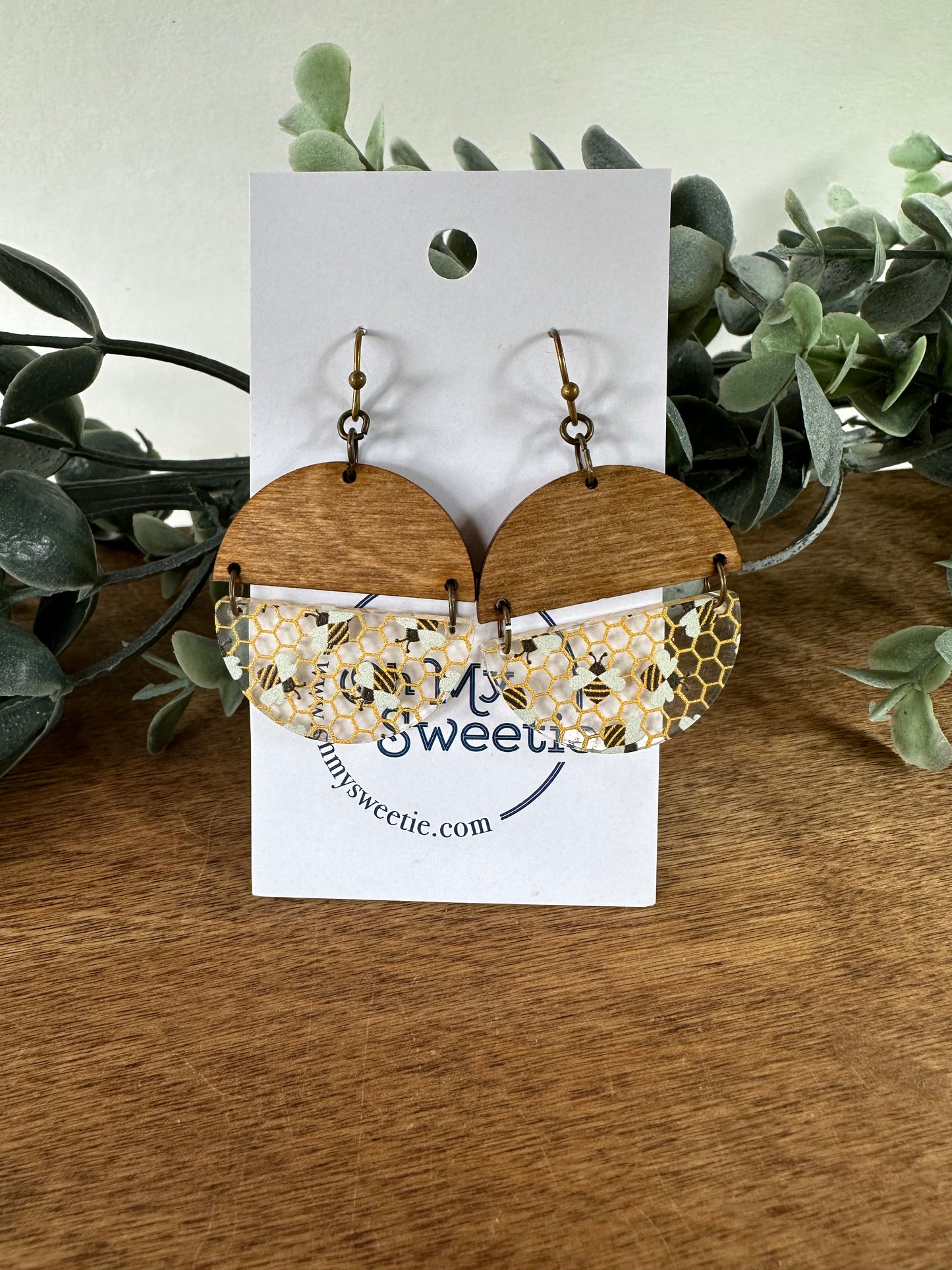 Bee-utiful Medium Split Circle Earrings